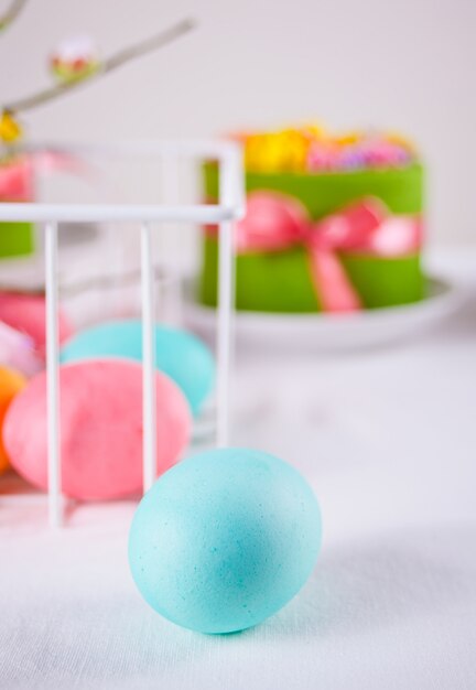 Huevos de colores para el día de Pascua y pastel pequeño