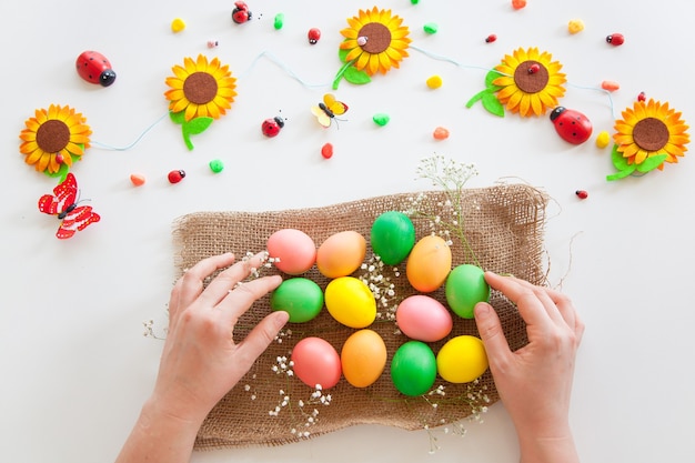 Huevos de colores con flores y caramelos