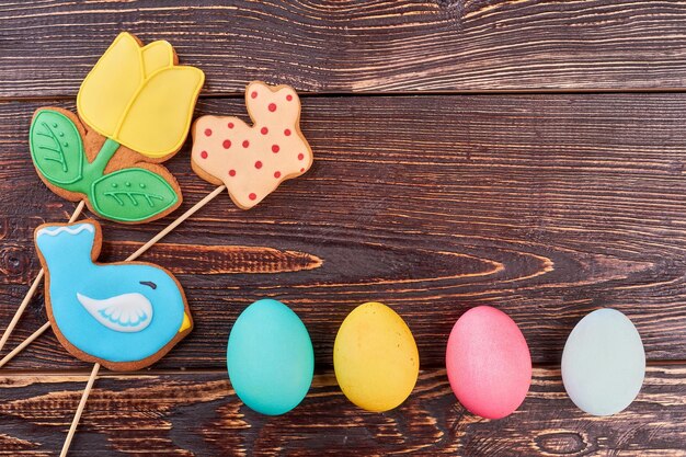 Huevos de colores y galletas fondo de pascua con copyspace comida de pascua saludable y sabrosa