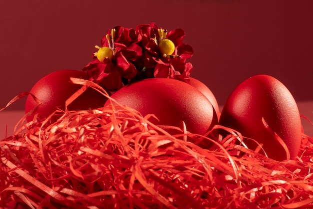 Los huevos de colores simbolizan la Pascua en tonos de rojo.