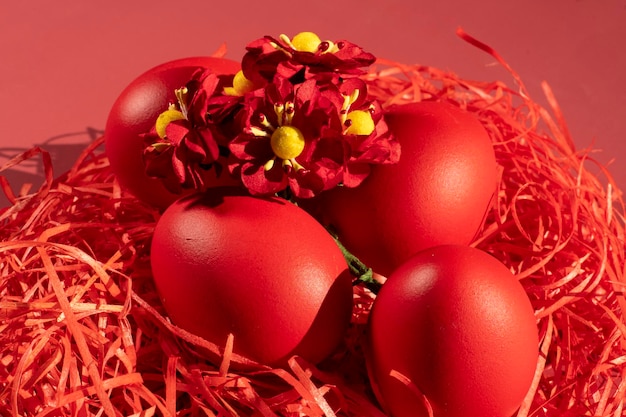 Los huevos de colores simbolizan la Pascua en tonos rojos