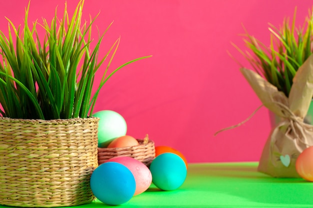 Huevos de colores vibrantes en un nido con plantas