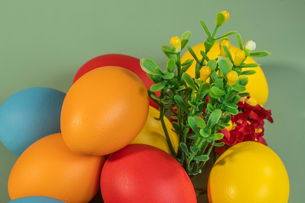 Huevos coloridos que simbolizan la Pascua en un fondo colorido y flores