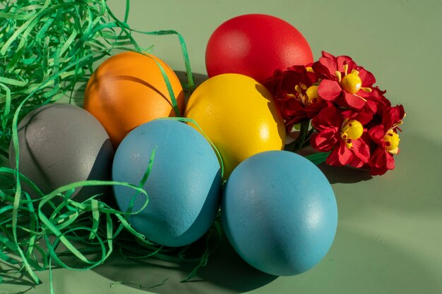 Los huevos coloridos simbolizan el concepto mínimo de Pascua de Pascua