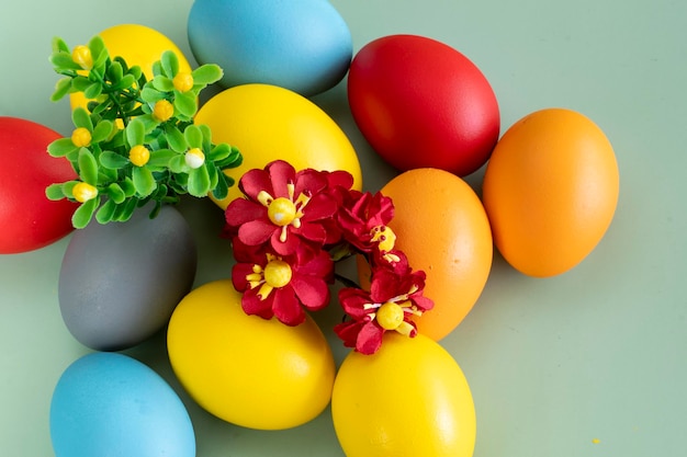 Los huevos coloridos simbolizan el concepto mínimo de Pascua de Pascua