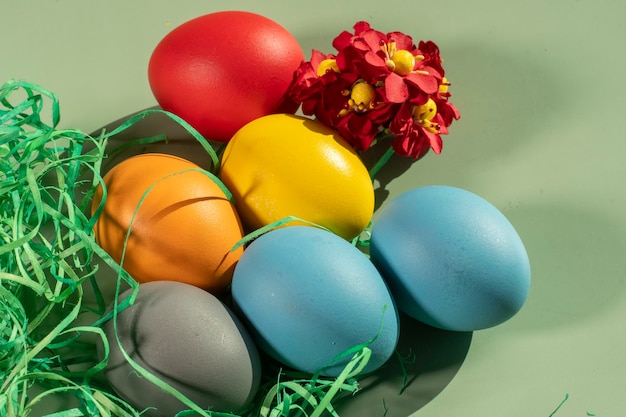 Los huevos coloridos simbolizan la pascua Concepto mínimo de Pascua