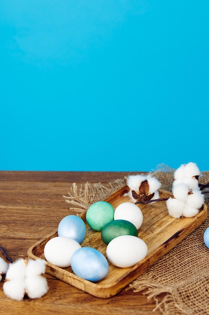 huevos coloridos en tablero de madera celebración decoración de dinero cristiano foto de alta calidad