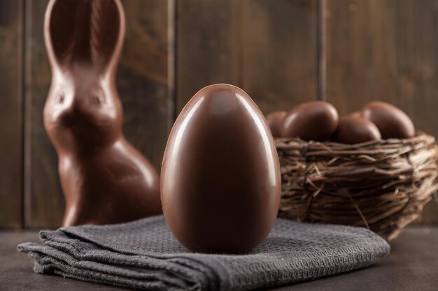 Huevos de conejito de Pascua de chocolate y dulces sobre fondo rústico