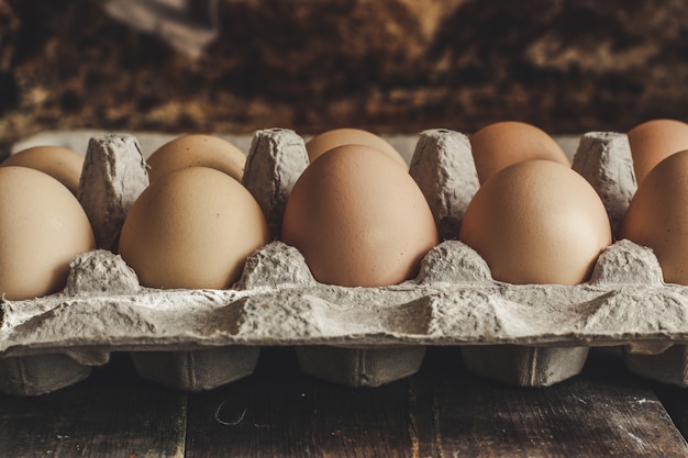 Huevos crudos en una caja de cartón