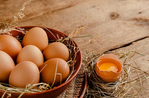 Huevos crudos marrones sobre fondo de madera