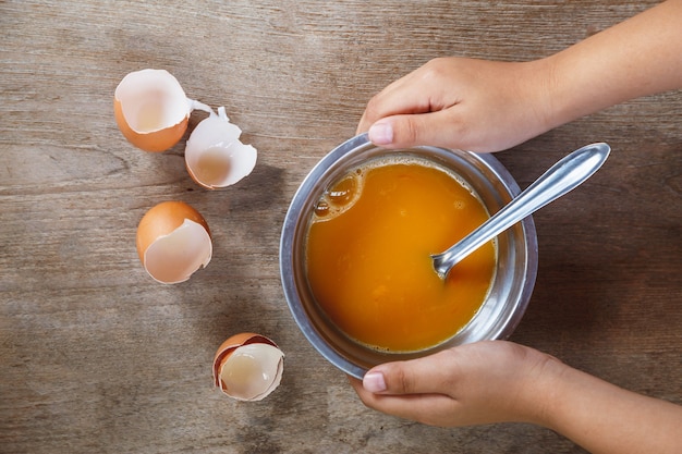 Huevos crudos revueltos en un recipiente para cocinar