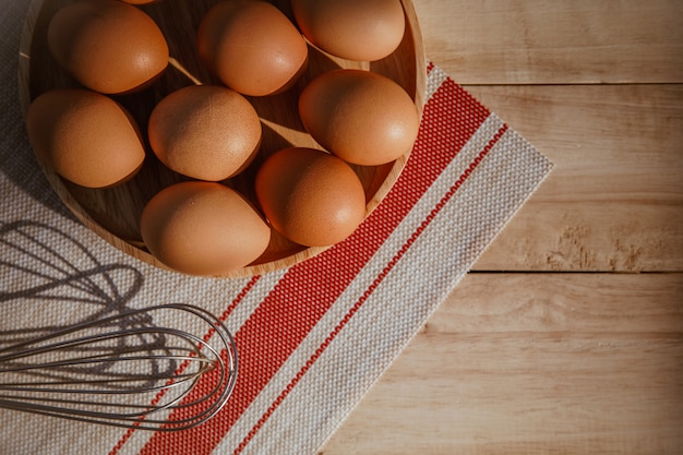 Huevos en un cuenco de madera.