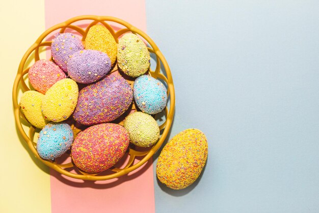 Huevos decorativos de Pascua multicolores sobre un fondo pastel