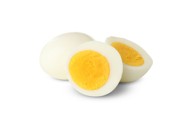 Huevos duros aislados en blanco