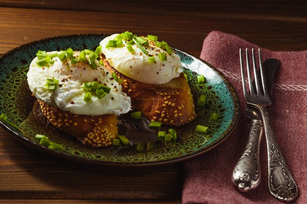 Huevos escalfados en baguette con verduras