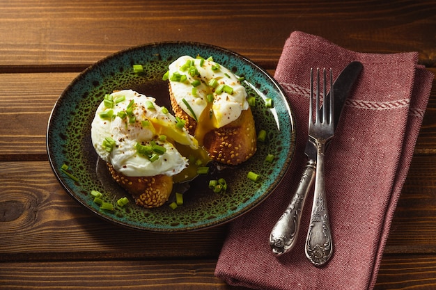 Huevos escalfados en baguette con verduras