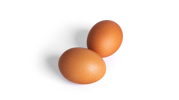 Los huevos están aislados en un fondo blanco. Huevos marrones. Foto de alta calidad