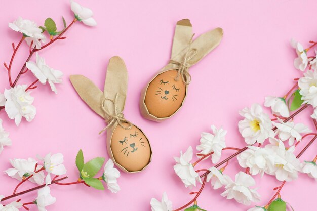 Huevos de éster pintados como un conejito sobre un escritorio rosa