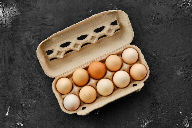 Foto huevos frescos de campo en envases de cartón