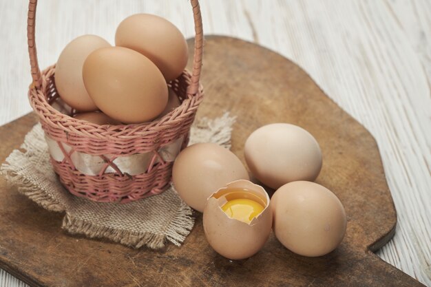 Huevos frescos en una canasta rústica