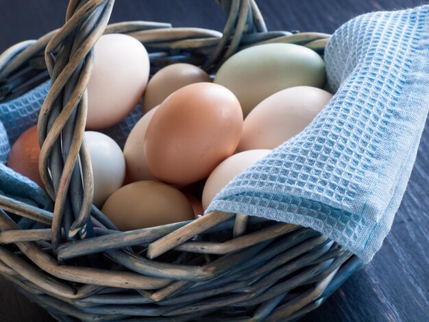 Huevos frescos de granja multicolor sobre la mesa.