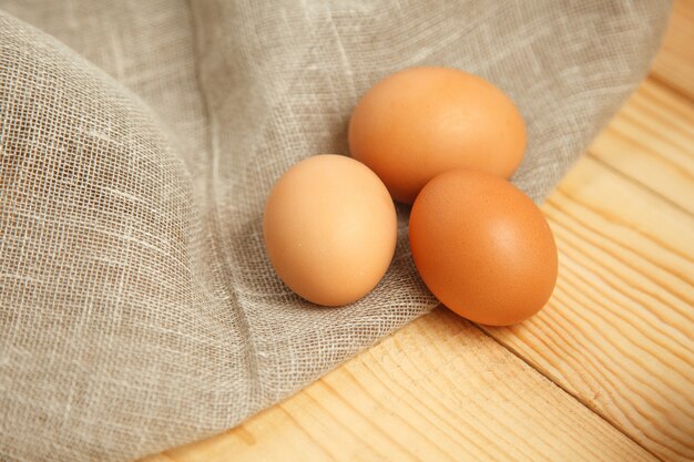 Huevos frescos de granja sobre un fondo rústico de madera