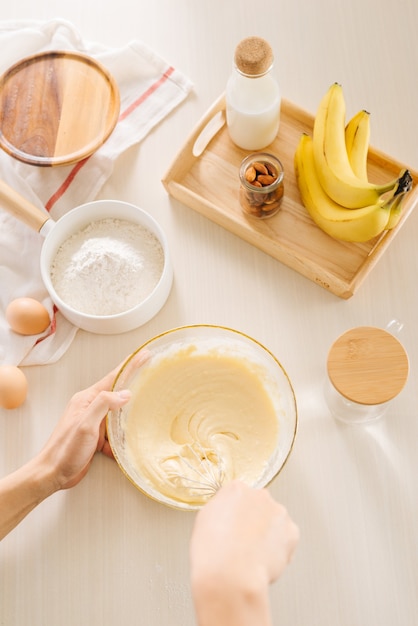 Huevos frescos, leche y harina en el cuadro blanco