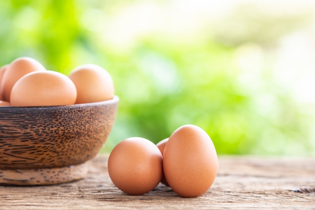 Huevos frescos en la mesa de madera para el concepto de comida