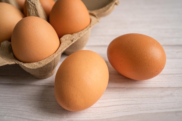 Huevos frescos orgánicos en envases de cartón paquete de alimentos saludables orgánicos