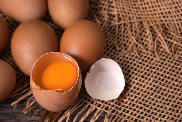 Huevos frescos de pollo sobre fondo de madera