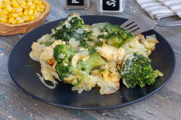 Huevos fritos con brócoli y queso.