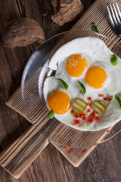Huevos fritos de dos huevos en un plato vista superior concepto de desayuno saludable