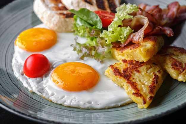 Huevos fritos con ensalada de tocino y tostadas