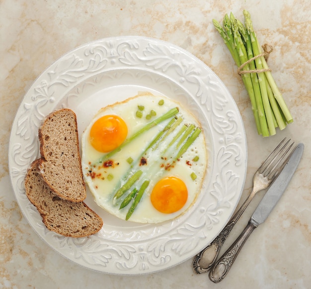 Huevos fritos con espárragos en placa