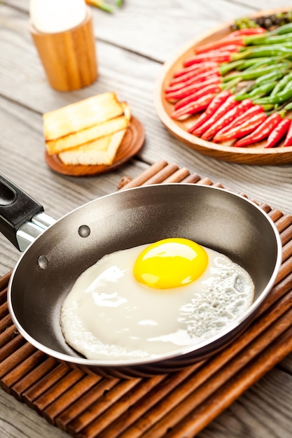 Huevos fritos en una mesa de madera, desayuno