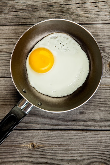 Huevos fritos en una mesa de madera, desayuno