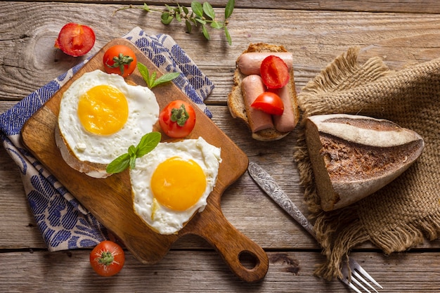 Huevos fritos con pan y tostadas