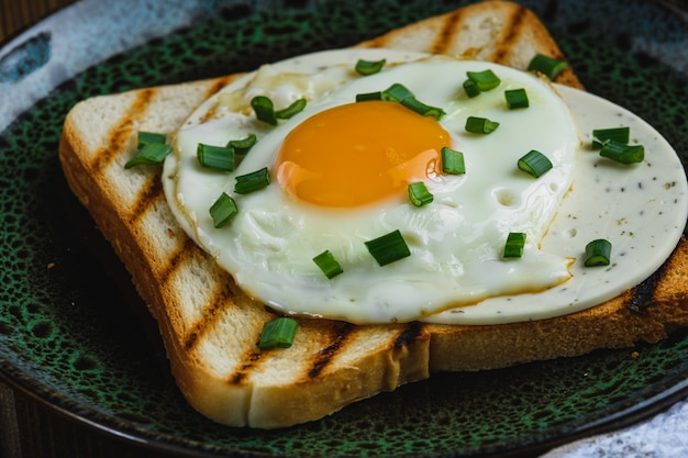 Huevos fritos en pan tostado de cerca