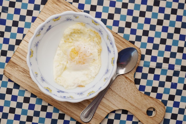 Huevos fritos en el plato de cerca