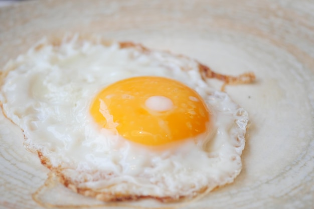 Huevos fritos en el plato de cerca