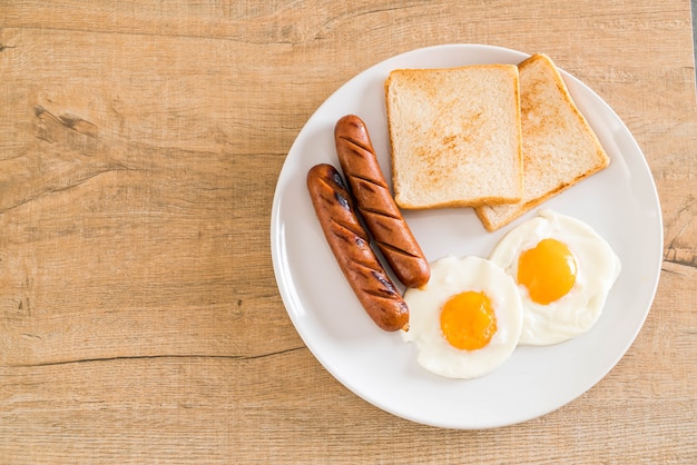 huevos fritos con salchicha y pan