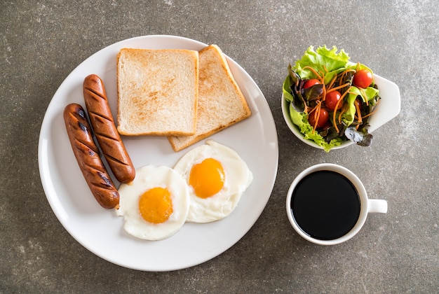 huevos fritos con salchicha y pan