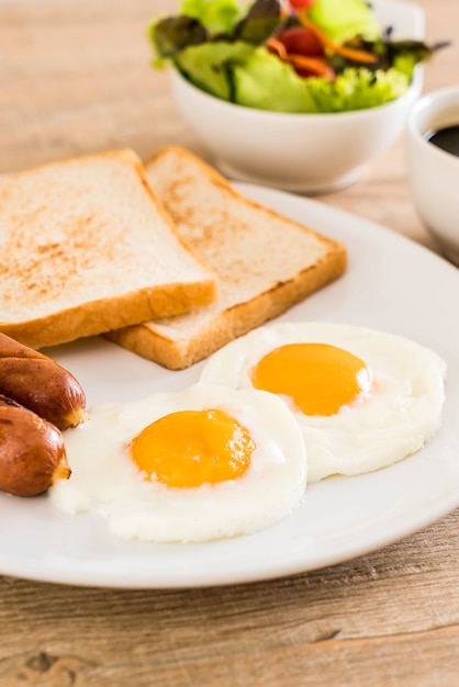 huevos fritos con salchicha y pan