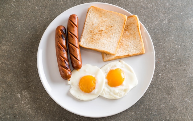 huevos fritos con salchicha y pan
