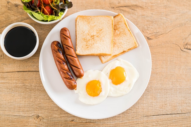 huevos fritos con salchicha y pan