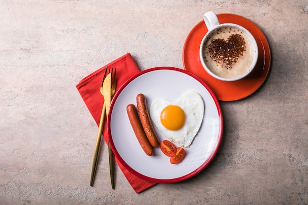 Huevos fritos de San Valentín en forma de corazón, café con forma