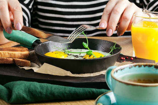 Huevos fritos en una sartén con pan