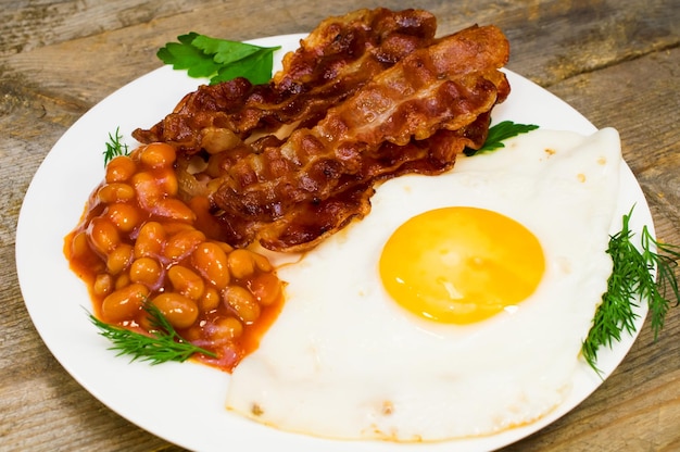 Huevos fritos con tocino y frijoles.