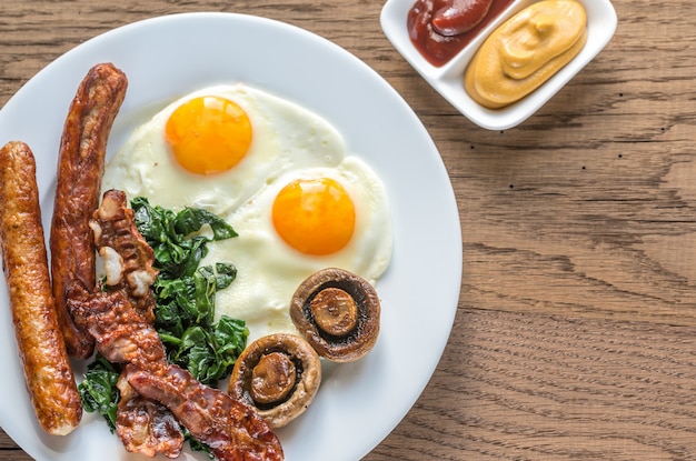 Huevos fritos con tocino en la mesa de madera