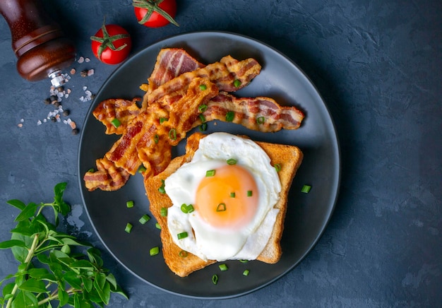 Huevos fritos con tocino. Tocino y huevo como desayuno inglés.